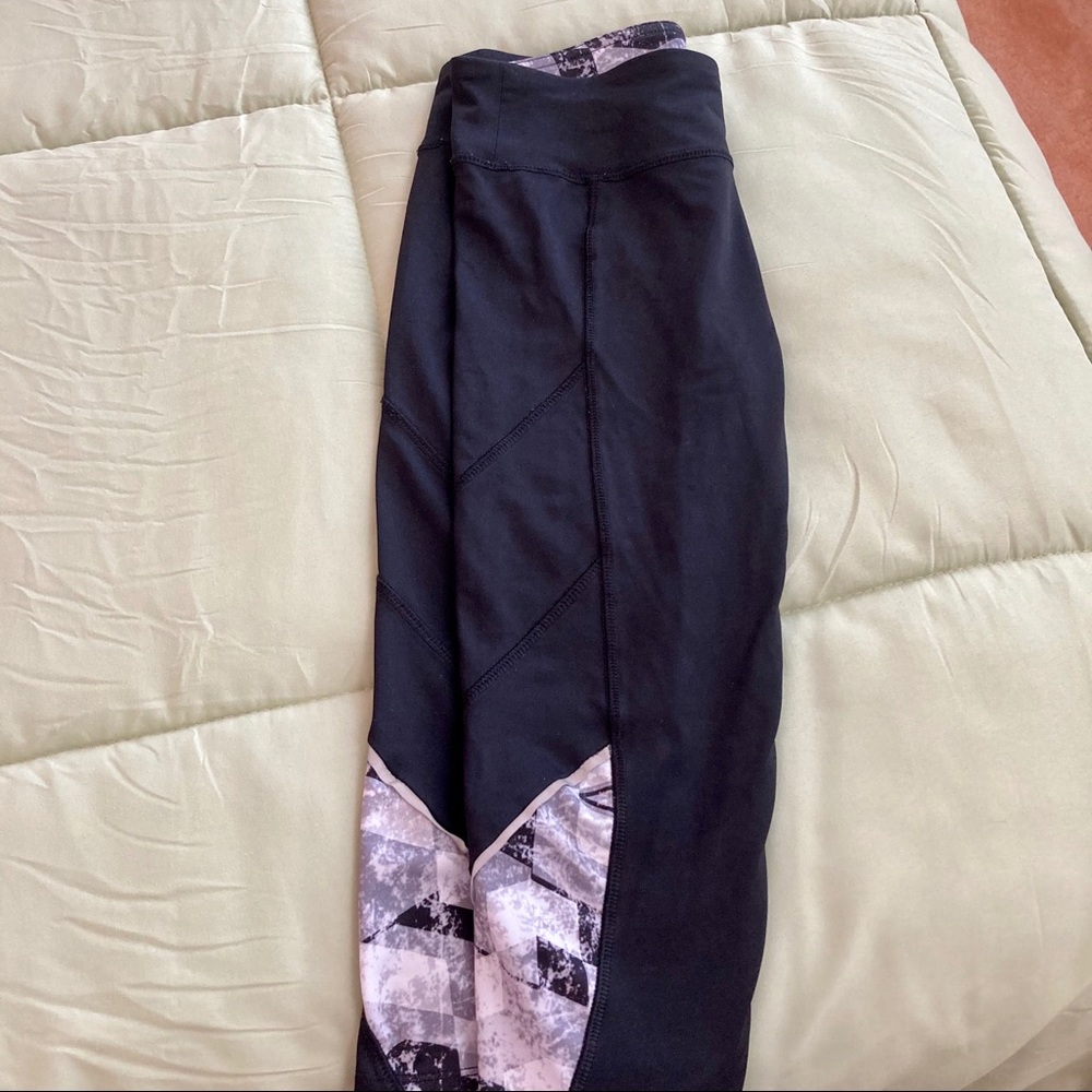 F21// midlength athletic leggings w design